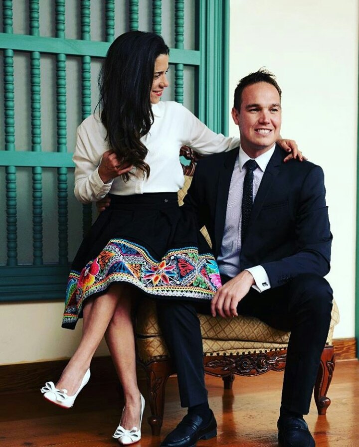 Gia_Kat's tweet photo. Cuando vi esta foto, lo que más llamo mi atención fue esa falda!! Esa falda representa parte de nuestra cultura, nuestras raíces!! P.S: Felicidades a los novios  George y Vanessa 😘  #AmoLoNuestro #ProudToBePeruvian #Perú https://t.co/rGwVd5m9CL