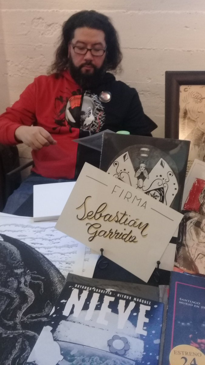 CAReyesG's tweet photo. Las historietas de @edpiedrangular y @Sebagator en el stand de @LibMiskatonic en #Monstercon2018 que se realiza hoy y mañana en la @BibliotecadStgo https://t.co/oWvuLVjVDC