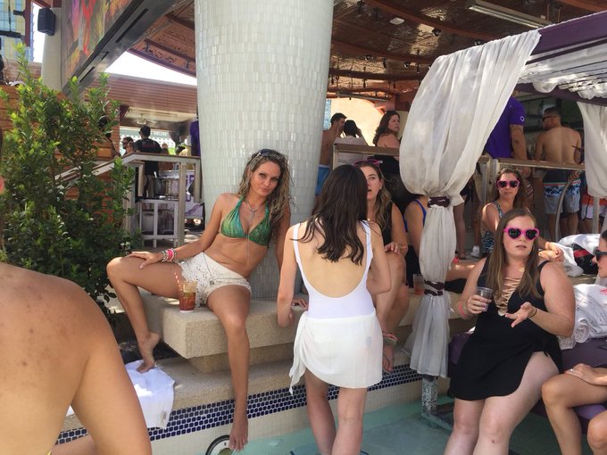 Pool party #vegas https://t.co/1aRMEvNeWW<a href="/tag/vegas"class="tags">#vegas</a>