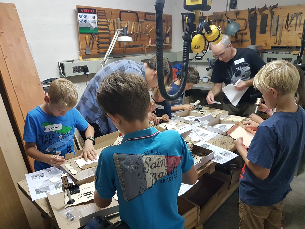 KidsDigitalDE's tweet photo. Unsere 30 Kinder hatten heute eine Menge Spaß und Lernerfolge mit @CalliopeMini @Mindstorms_EV3 @Ozobot Java Kara und dem von uns entwickelten Ampelbausatz inkl. Entwicklung mit @ardublock . Vielen Dank an alle Mentoren ! https://t.co/sZsVURjIBc