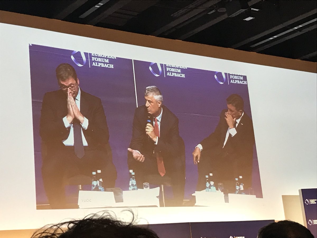 Die Präsidenten von Serbien und dem Kosovo wollen sich einigen, sagen sie in Alpbach #efa18, sie wollen ja in die EU. Wie schwer das ist, zeigt auch ihre Körpersprache. <a href="/vanderbellen/">Alexander Van der Bellen</a> spricht von „historischem Moment“.