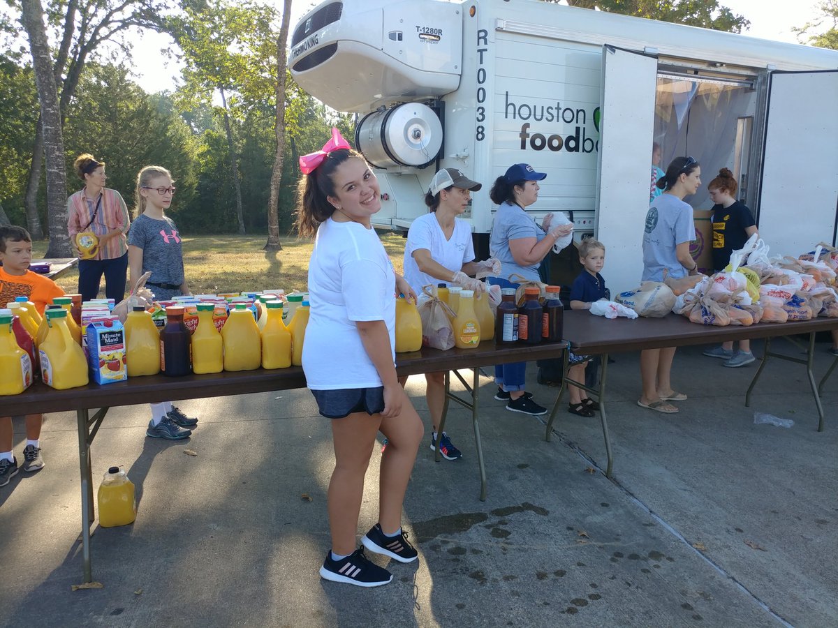 HornetBuzzMPMS's tweet photo. MPMS Cheer Coach, Dialys Riley, and 7th grade MPMS Cheerleader, Lela Hollis, helped out with the Junior Service League's Houston Food Bank drive! 
 #buildingchampions #hornetimpact #mpmscheer #mpms2019 https://t.co/uNJnkJpc63