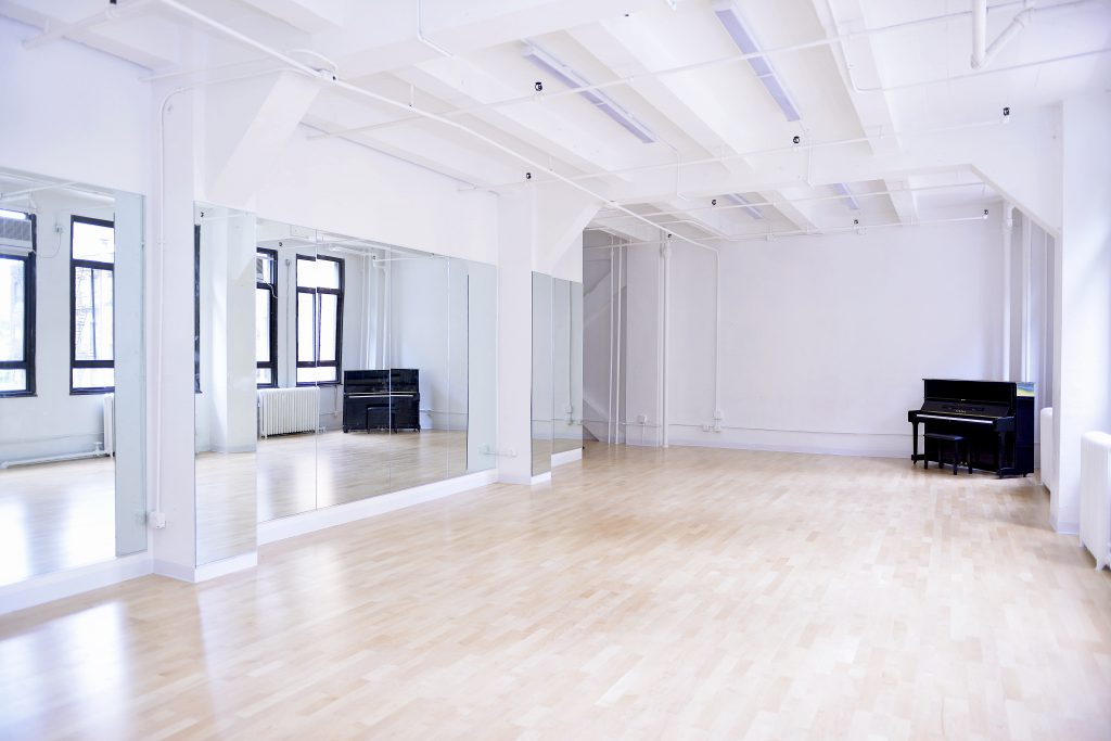 uscout_com's tweet image. What up New York? We have a new listing for you! This bright space is ideal for rehearsals, auditions, casting calls, and performing arts classes. But also available for private parties, birthdays, showers, meetings, lectures, conferences, and studio showings. #NewYork #Uscout