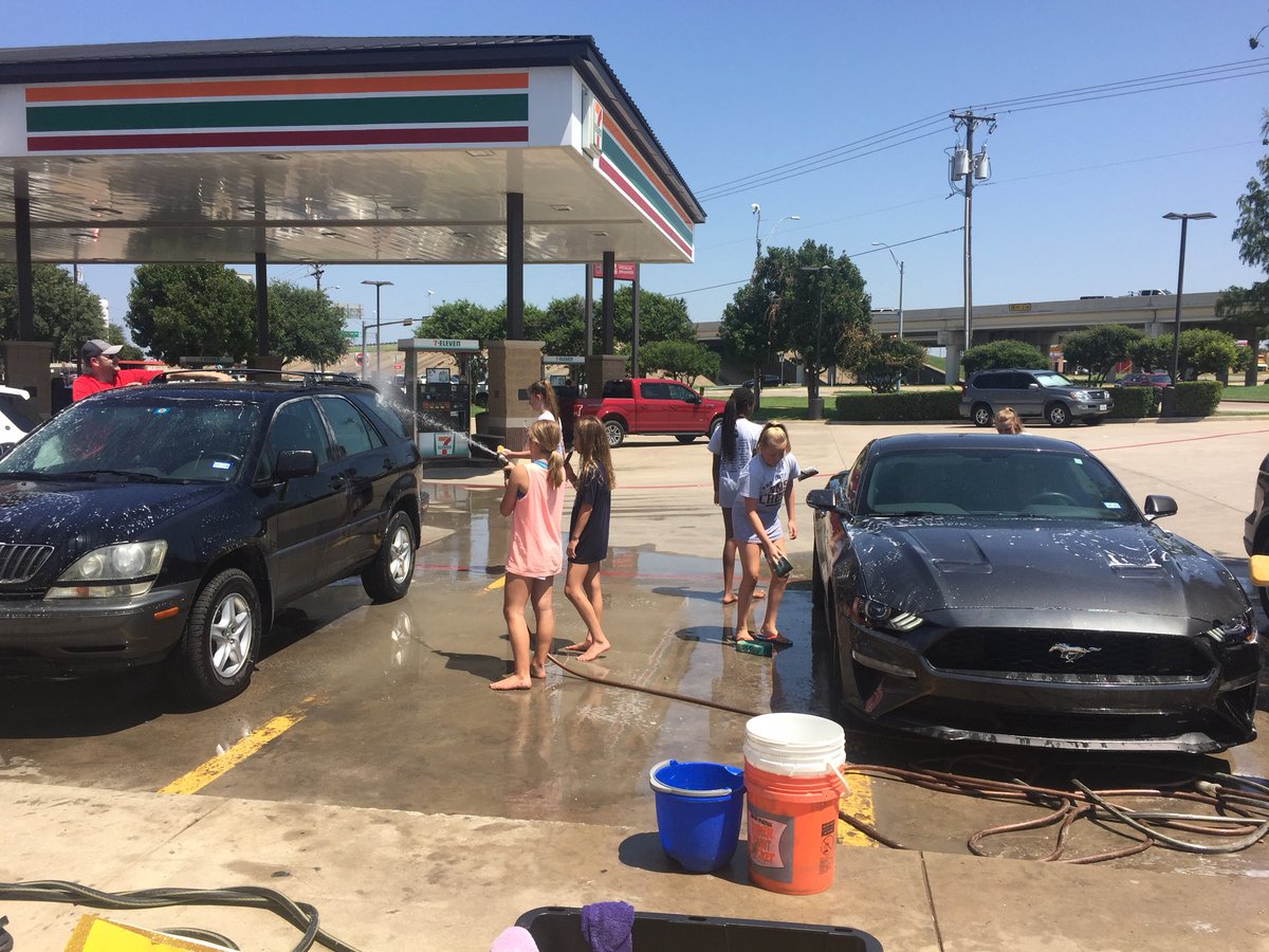 MrsQ_HMS's tweet image. @HeritageBroncos Cheerleaders washed cars together today at 7-Eleven to raise funds!  #thebroncoway #HMSBroncos #GoTeam