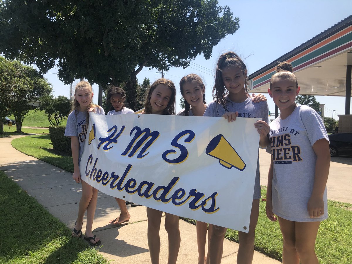 MrsQ_HMS's tweet image. @HeritageBroncos Cheerleaders washed cars together today at 7-Eleven to raise funds!  #thebroncoway #HMSBroncos #GoTeam