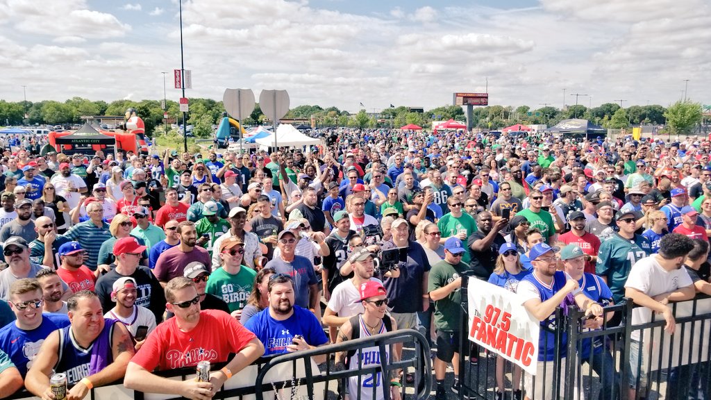 JawsCEOQB's tweet image. Best fans in the world... right here in #Philly 😎

#975FanFest