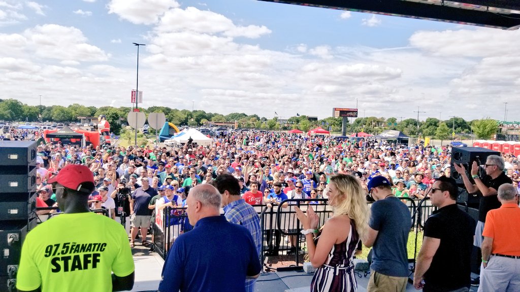JawsCEOQB's tweet image. Best fans in the world... right here in #Philly 😎

#975FanFest
