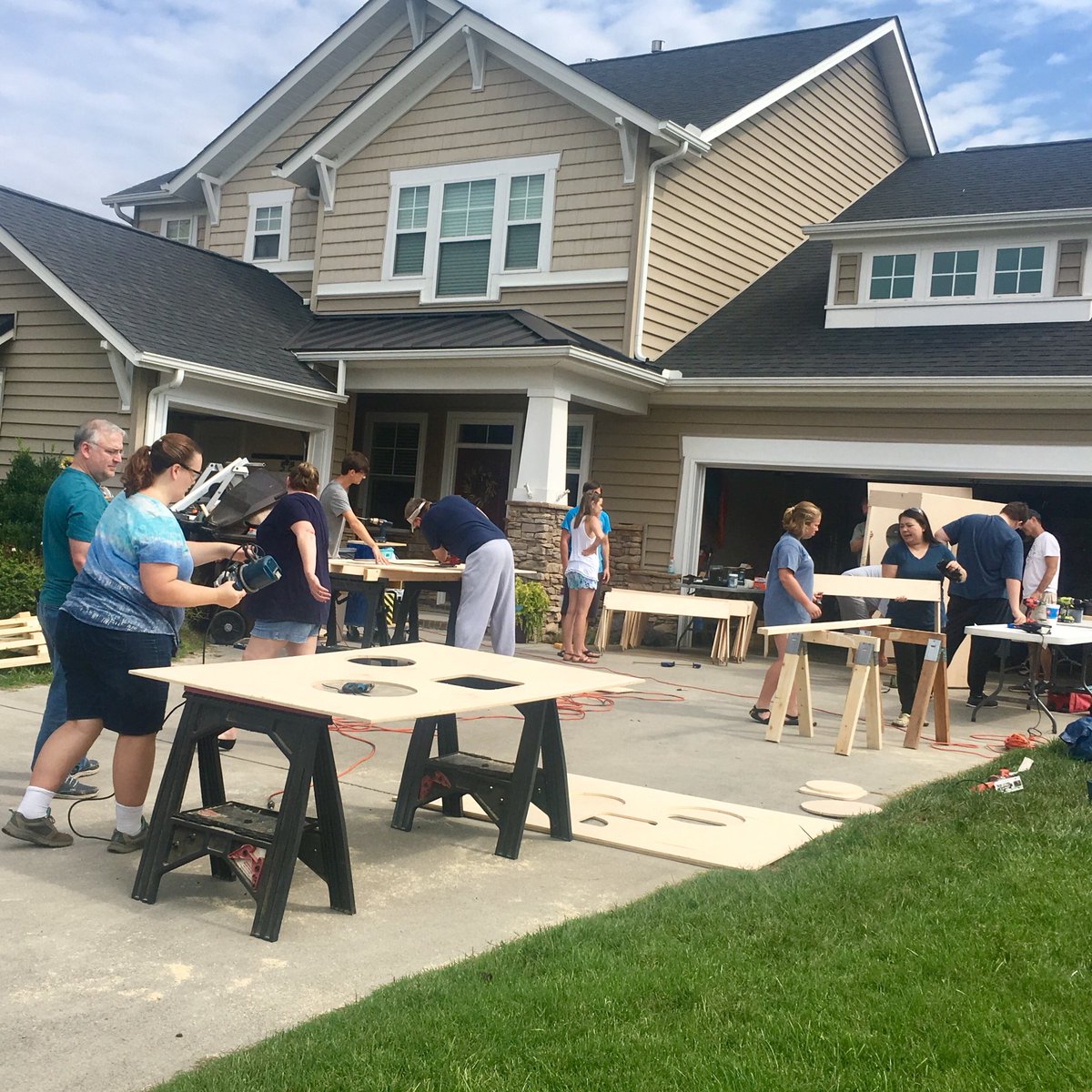 RoHAWKtics3824's tweet photo. Big thanks to this fantastic crew of parents and students that showed up today to help build and paint our collaborative project with @HVABand ! We can’t wait to see these on the field! #Morethanrobots #STEAM #HVASTEM #GoHawks #firstinspires https://t.co/BNZfQk76Xg
