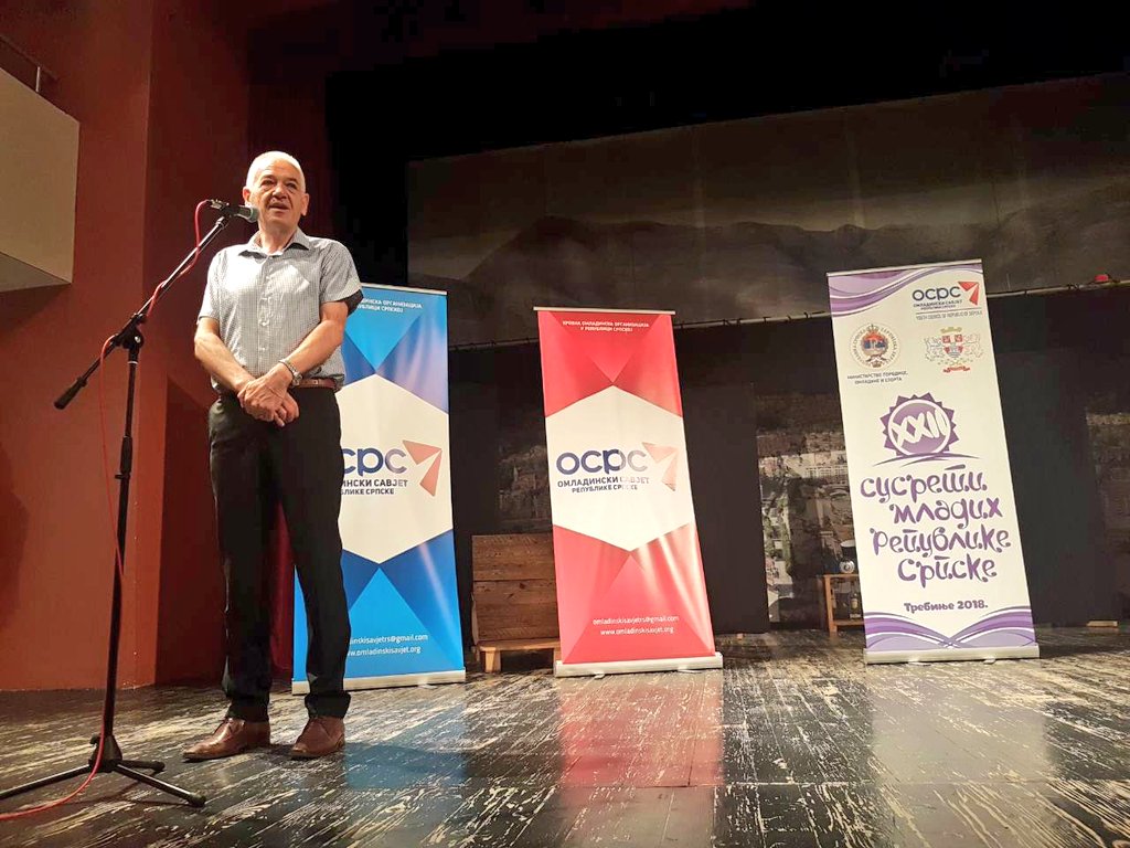 osrsinfo's tweet photo. Ispred Gradske uprave Grada Trebinja nam se obratio Zoran Milošević, načelnik Odeljenja za društvene djelatnosti, koji je iskazao veliko zadovoljstvo što je #Trebinje i šesti put bio domaćin Susreta mladih Republike Srpske. #22smrs 
#mladi #omladina #Trebinje https://t.co/S4L2PnKrs1