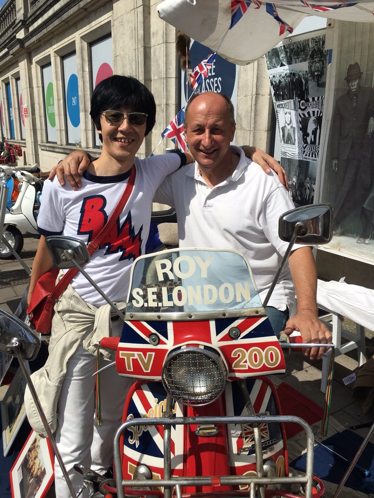 DoinTheMod's tweet photo. 映画「さらば青春の光」に出演したユニオンジャックランブレッタを昨年に続き今年も BRIGHTON MOD WEEKENDER 昼の会場で発見。
今年はROYさんと僕とランブレッタの3ショットが実現できた。 https://t.co/SRJRrjEma3