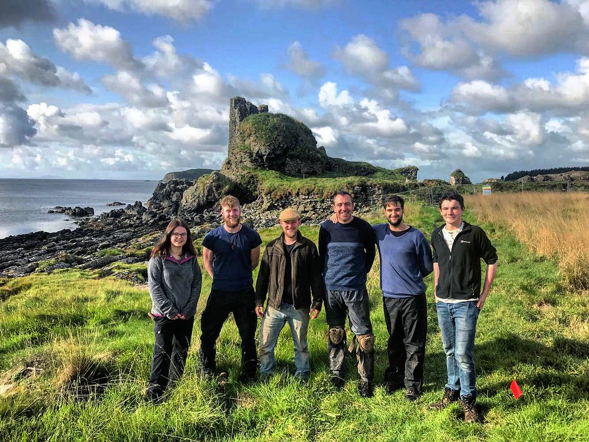 UHIArchaeology's tweet photo. The group of archaeology students representing @ThinkUHI on the newly established @islayheritage project at Dunyvaig Castle 
#Archaeology #Islay #DunyvaigDig #Heritage #History #VisitScotland 
@VisitScotland @islayheritage @HistEnvScot @OrkneyCollege @bbcorkney @NLFerries @SPMA https://t.co/RHlJcQqGZv