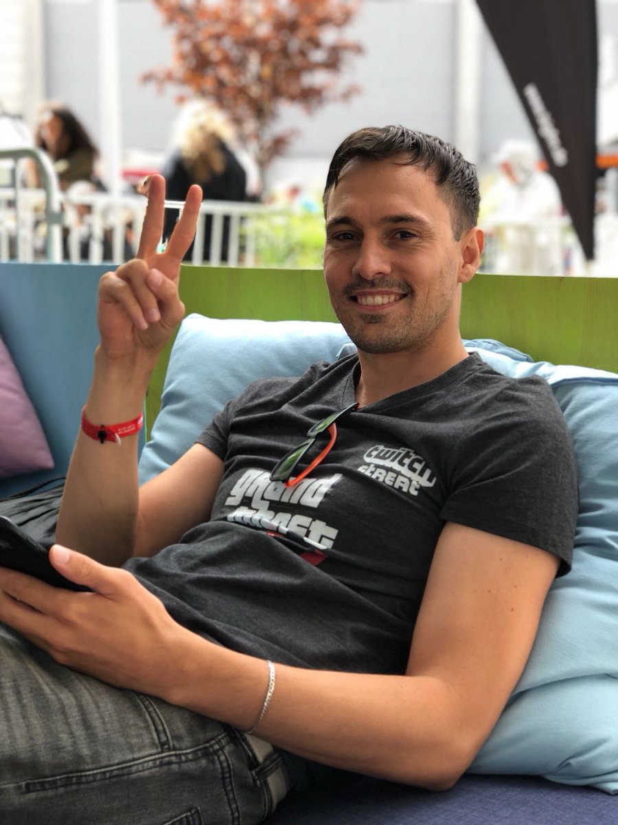 twitchStreat's tweet image. 3 Tage #gamescom2018 ! Wie heftig (#anstrengend). Tolle Leute von #statev kennengelernt und viel erlebt. Morgen gehts 8einhalb h nach Hause mit #mobilestreams aus dem Auto mit viel Quatsch, Musil und ja... dem versprochenem xxl-shirt xD nachtiii - bis nächstes Jahr kölle!