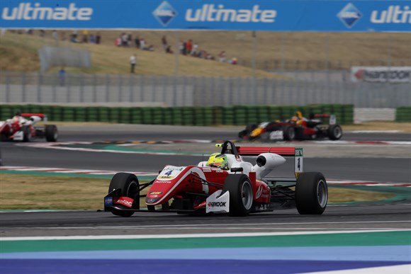 grandepremio's tweet photo. Mick Scumacher venceu de ponta a ponta a primeira corrida da F3 Euro em Misano https://t.co/XGs3FQjsSa #F3Euro #F3 https://t.co/Beq7EF6Van