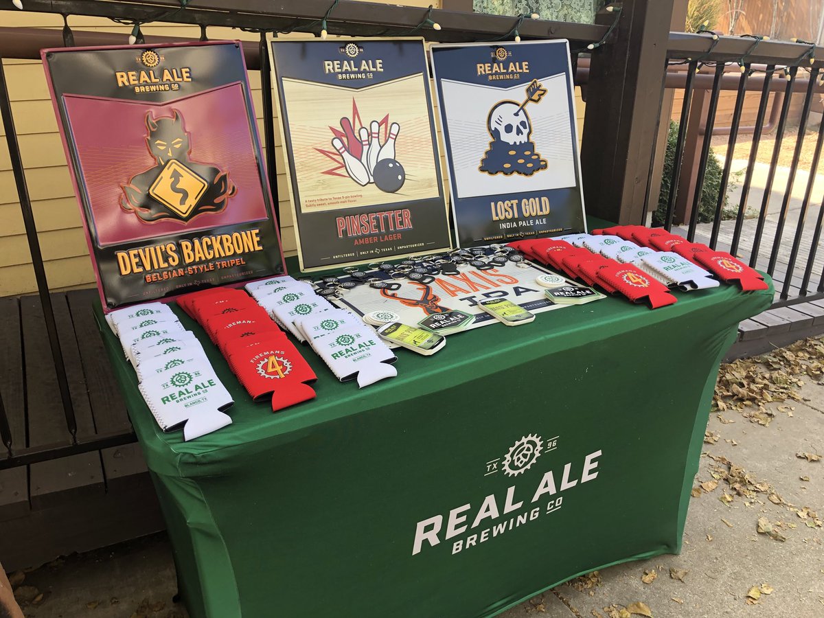 RealAleAustin's tweet image. Happy 5th Anniversary to our friends @schoolhousepub! Come celebrate from 3-8pm with $5 Real Ale pints, food and drink specials, and brewery swag for days! Dunk tank on hand if the beers aren’t enough to coolmyou down!
