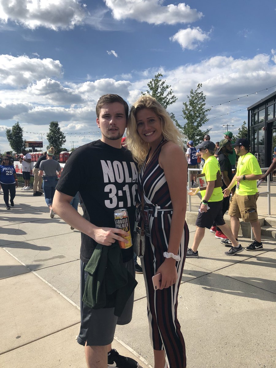 austinmccray's tweet image. @samwils18 swear you’re taller than me #975FanFest #LondonContest