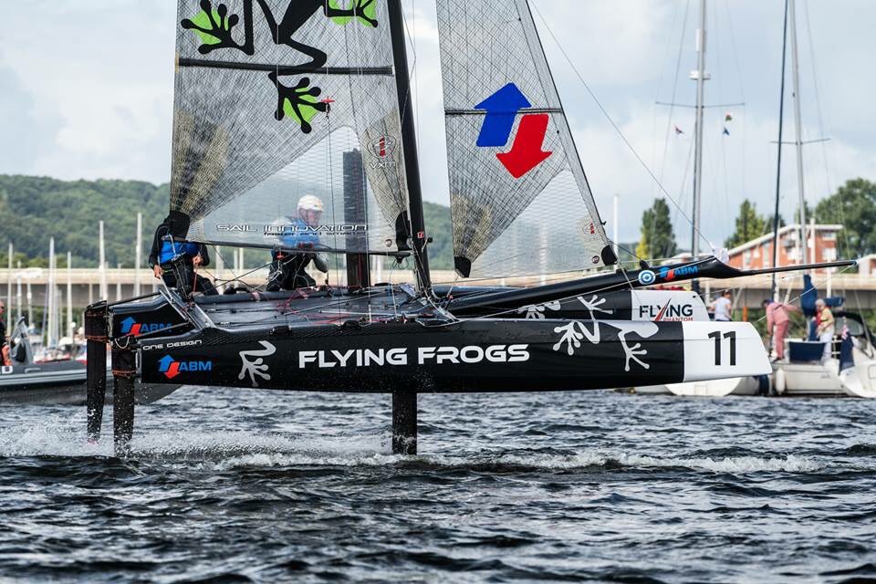 FlyingFrogsTeam's tweet photo. Welcome to Cardiff🏴!
Du vent💨des rafales de la pluie☔️ et (un peu) de soleil☀️➡️cocktail magique de Cardiff🏴
Encore 2 jours de compétition et d’adrénaline 😍et des conditions musclées à venir💪🏽
#FlyingPhantomSeries #Neilpryde #Sailing #Cardiff https://t.co/uktx6bbJXj