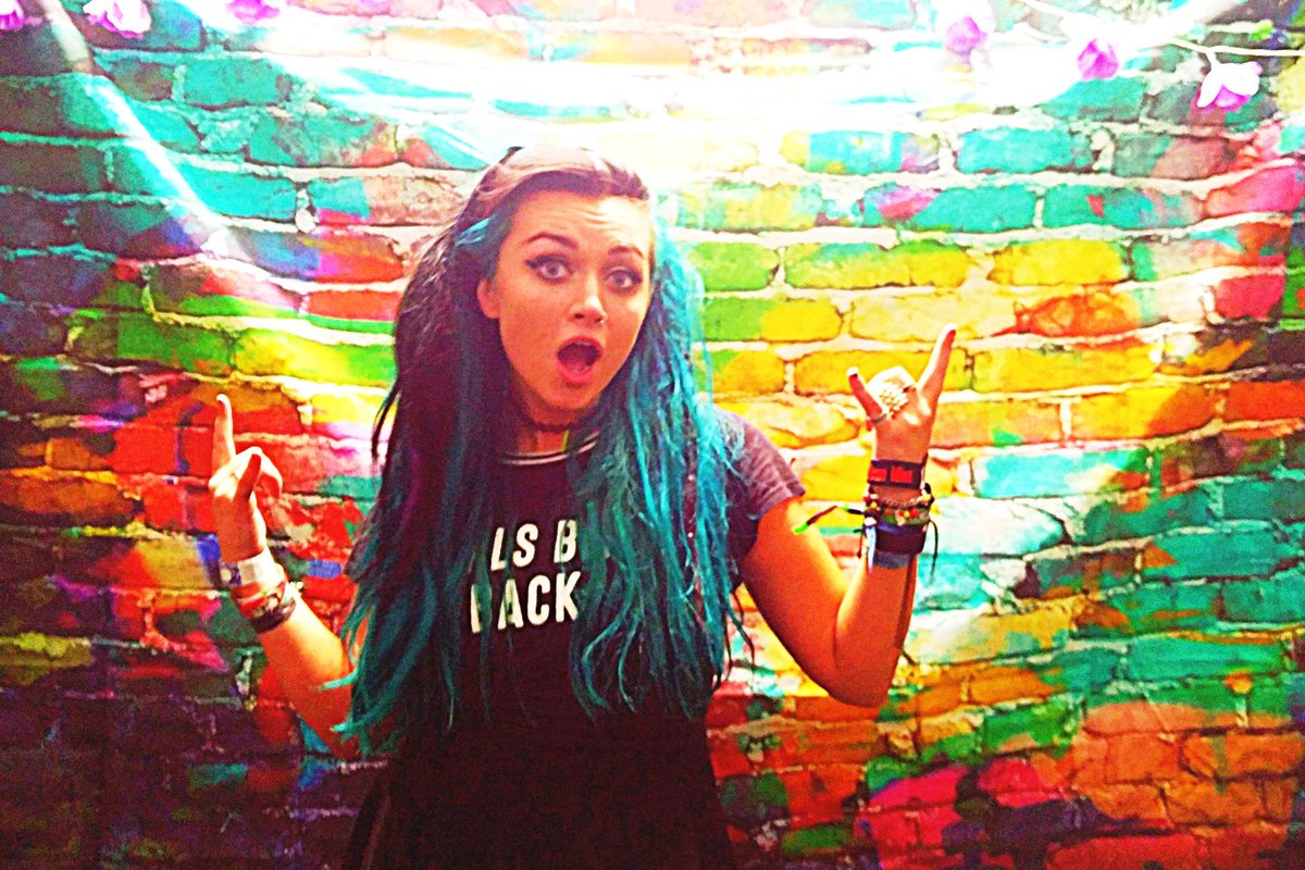 <a href="/BronnieMusic/">BRONNIE</a> ready for meet and greet at #welliesandwristbands! Thank you for an amazing show and please come back next year with <a href="/BijalRama/">Bijal Rama</a> <a href="/Girlguiding/">Girlguiding</a>