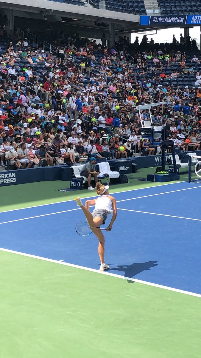TimesSquare8760's tweet photo. @MariaSharapova @usopen #USOpen #usopenkidsday https://t.co/KaEfZl5NfP