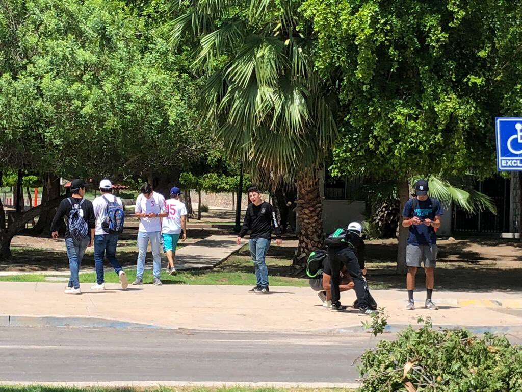 miguelcarrillos's tweet photo. Muchachos de la prepa del Regis, en actividad de limpieza del parque de la Pitic https://t.co/rC9MMmEQ8z