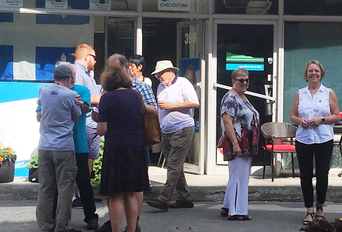 mireillejean's tweet photo. C’est dans une ambiance et une température extraordinaire que je procédais, aujourd’hui avec mon équipe de bénévoles, à l’ouverture officielle de mon local électoral à Chicoutimi. #PQ #polqc #Quebec2018 elections2018 @partiquebecois https://t.co/E11sgOjOsI
