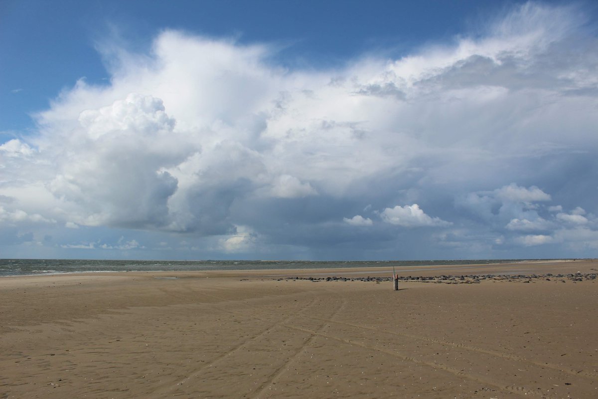 Annebarg's tweet photo. Mooie wolken boven het #wad en #noordzee
#ameland #vakantiegevoel #vakantie #famke #dezeekust #strand #vuurtoren #genieten #noordzee #waddenzee #vrolijkvan #sunset #S7Edge #canon1300d https://t.co/OxWAEKXkb8
