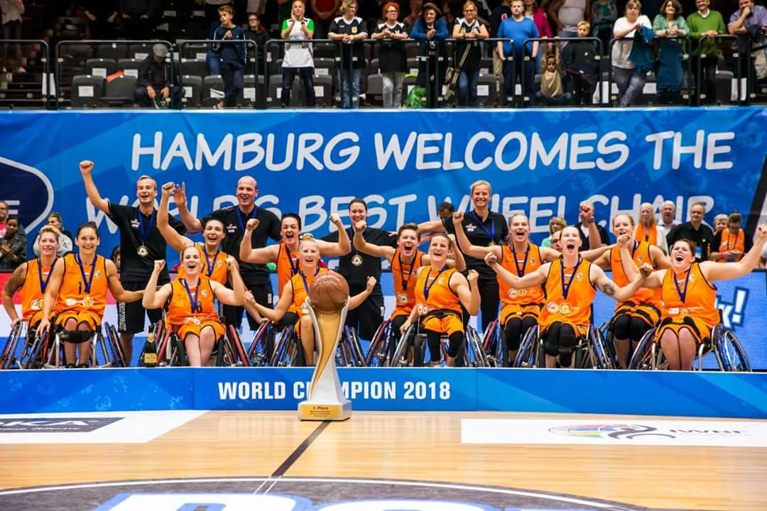 Rolstoelbsktbal's tweet photo. 🏀💪🏼🎉That world champion feeling! 🎉💪🏼🏀 #OrangeAngels #Zadonk #2018wbwc #teamNL #winnendoenwesamen https://t.co/CMBM5GeurL