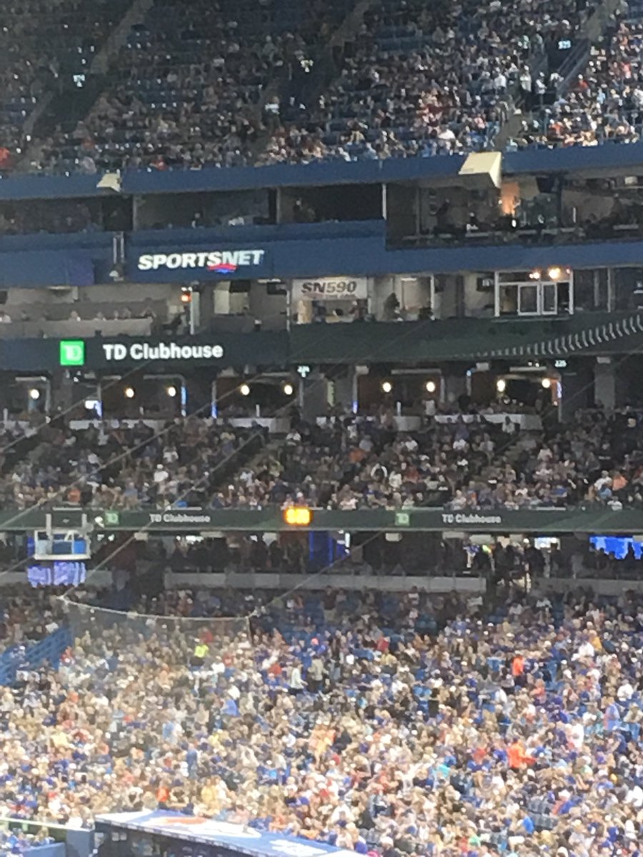 TempoElektrik's tweet image. The closest I will get to the amazing Mr @Wilnerness590 

Best radio broadcaster I’ve ever listened to...
And I live in the uk... #GoJays #gomike
