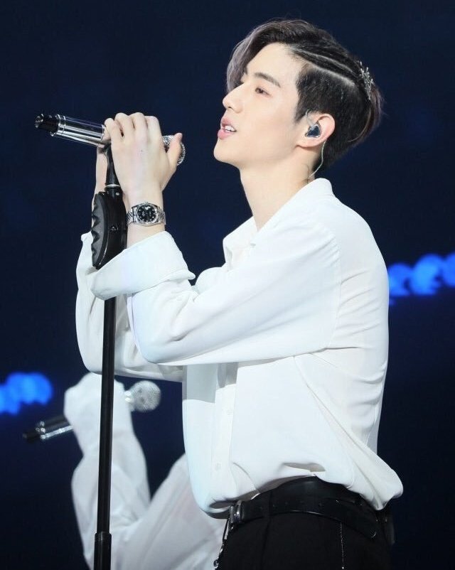 MarkTuanPT's tweet photo. [Info] • O nosso Mark Tuan tem um penteado novo https://t.co/1dR5t7dqpi