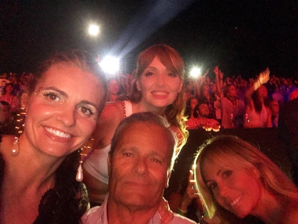 sandrastarlite's tweet photo. Disfrutando de esta noche tan especial en el concierto de @MelendiOficial @laradibildos @Cristinapiaget y #JavierMerino en @StarliteFest #starlitefestival2018 #amigos https://t.co/L5WZns35jn