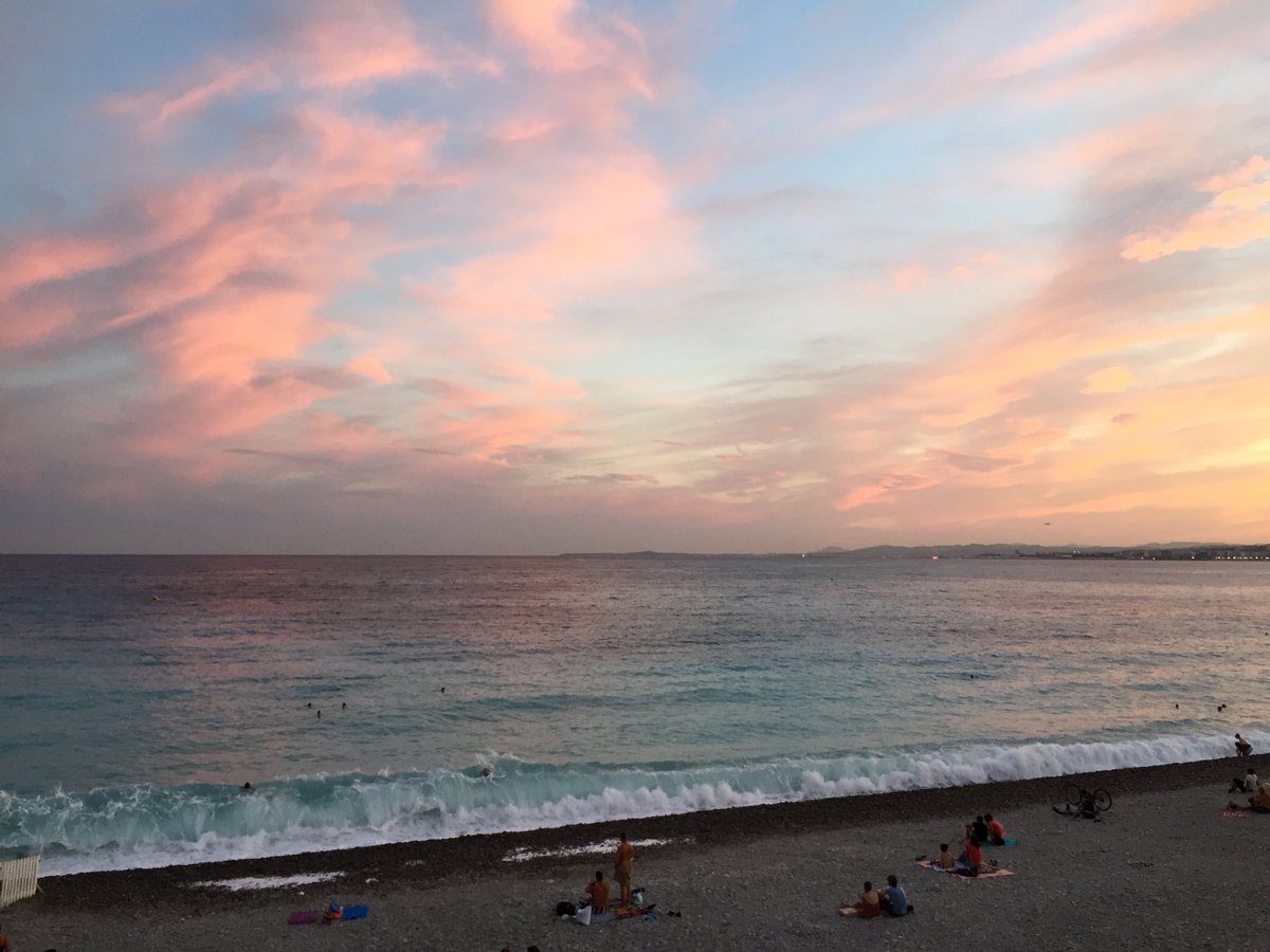 zeze_cb's tweet photo. #roseclouds #beautiful #photooftheday  #beach #Nice #CotedAzurFrance #sea #sunset #flowazezé https://t.co/h2qbMad0WO