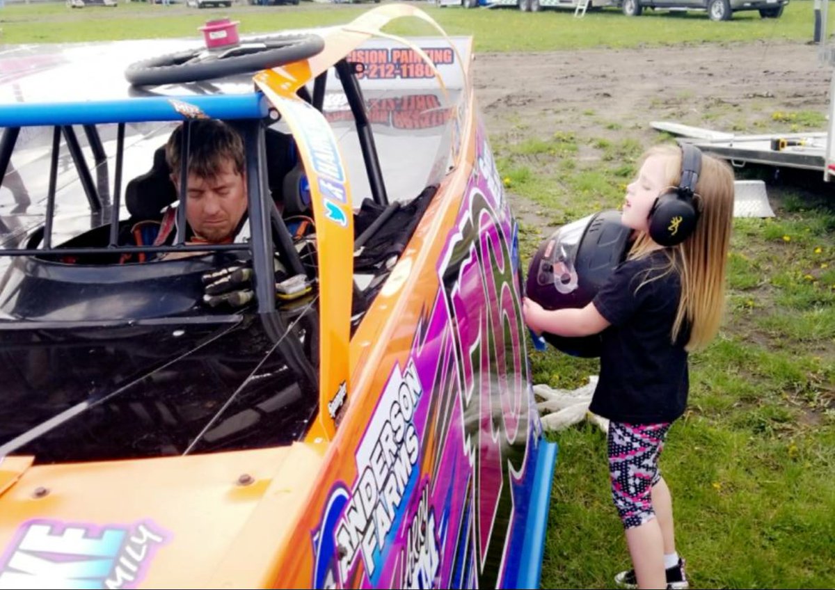 HahneRacing76's tweet image. Season championship tonight @HamiltonCoSpeed come and enjoy some great racing! We have t&apos;s and hoodies and hero cards in the trailer stop down! #wehrsmachine #swiftsprings #karlchevrolet #keizerwheels