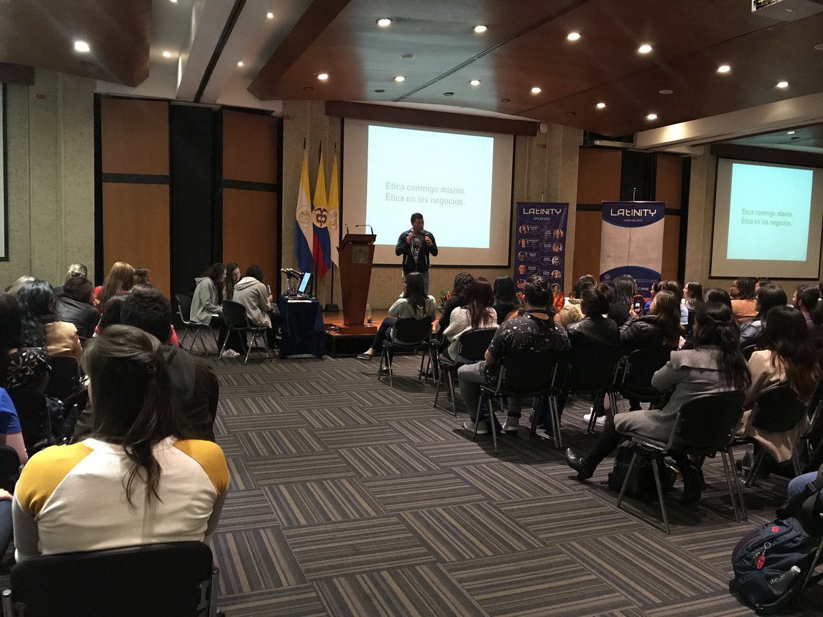 iyepes0120's tweet photo. En @LatinityConf Oscar Dueñas de @cymetria nos habla de emprendimiento y la importancia de la ética para tener éxito #LAtINiTYColombia #LAtINiTY2018 https://t.co/CyQygucz3H