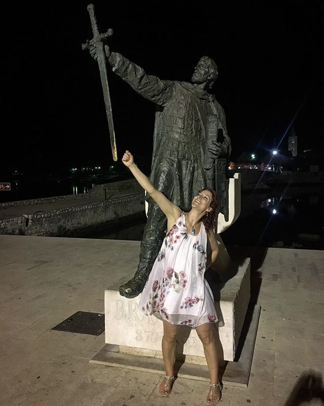 Saturday night lols!!! The pen is mightier than the sword, apparently, it’d have to a be bloomin big pen! •
•
•
#thelovetectonic #tlt #truelifetransformation #croatia🇭🇷 #musicnomad #audionomad #digitalnomads #vanlife #vanlifediaries #homeiswherey… instagram.com/p/Bm6tCERBKvE/