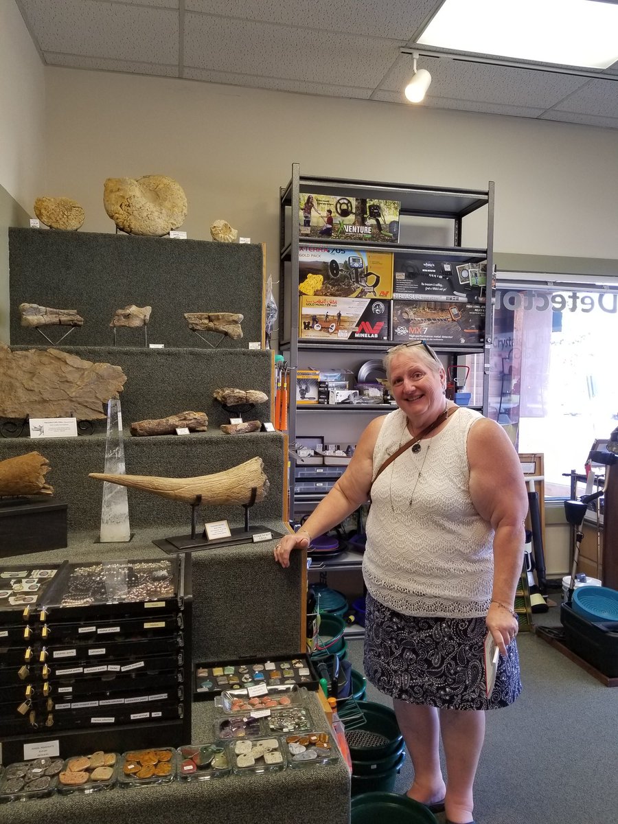 SarahJessie429's tweet photo. Annie and I just spent 2 hours having a wonderful educational experience at the EARTH'S EXPERIENCE in Bozeman, MT.  You need to go! https://t.co/8fjLDwguuT