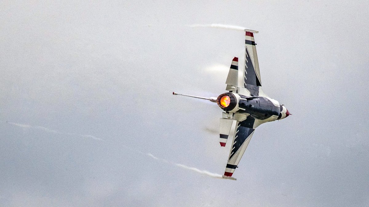 Did you #feelthethunder <a href="/ThunderOverMI/">ThunderOverMichigan</a>? #AFThunderbirds #USAF #F16 #avgeeks