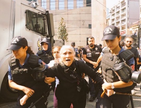 yilmazkasikcii's tweet photo. Ankara’da 75 yaşında Perihan Anne,İstanbul’da 82 yaşında Emine Anne hala alanlardayken utanmaları gereken kıyıda,köşede oturan,geçmişle yaşayan “solcuyum,devrimciyim,sosyalistim”diyenler bu fotoğrafa dikkatli baksınlar! https://t.co/h3e5eqjPLl