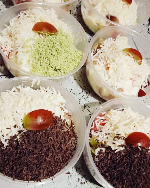 SBuahku's tweet photo. Salad buah Rp 10.000..untuk topping ada keju, cokelat,green tea..ukuran 400ml https://t.co/EmwllG4QbD