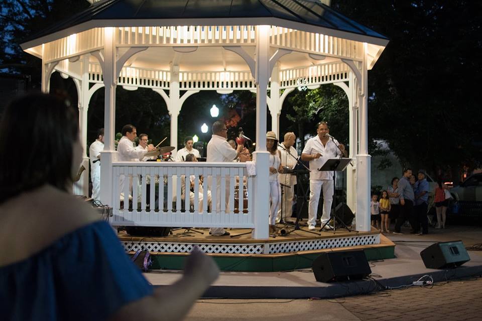 Papo Ruiz Y La Dulzura De La Salsa starts at 7pm! It's a FREE event in Lincoln Park (1250 Starkweather Avenue). Kid friendly and dancing is encouraged! #lincolnpark #tremont #cle