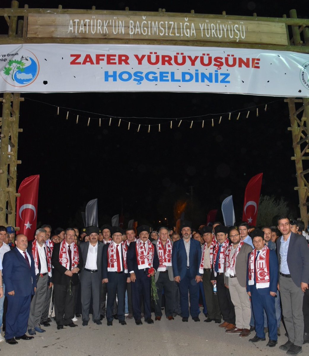 Çakırözü Köyü’nde gerçekleştirilen Zafer Haftası 96. Yıldönümü kutlamaları sonrasında Türk Ordularının Çakırözü köyünden Kocatepe’ye kadar yürüdüğü güzergâhta gerçekleştirilen 14. Zafer Yürüyüşü başladı.