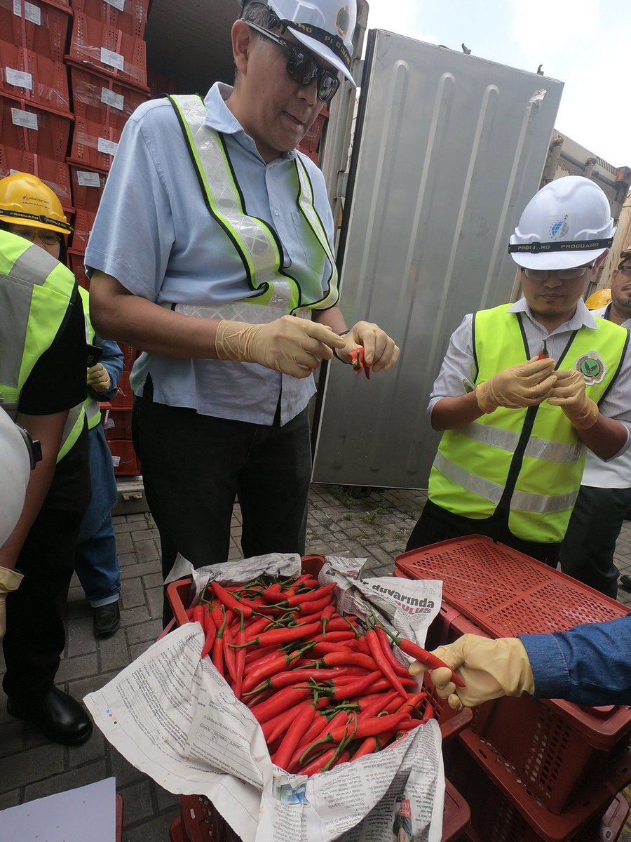msallehhuddin's tweet photo. Saya memeriksa kontena cili import di Port Klang yang disyaratkan masuk melalui Permit Import (IP). IP adalah instrumen kawalan Kerajaan untuk bagi mengawasi kualiti, keselamatan, penyakit dan perosak yang boleh membahayakan pengguna dan sektor pertanian negara.
#foodsafety https://t.co/UXKo3XY1oJ