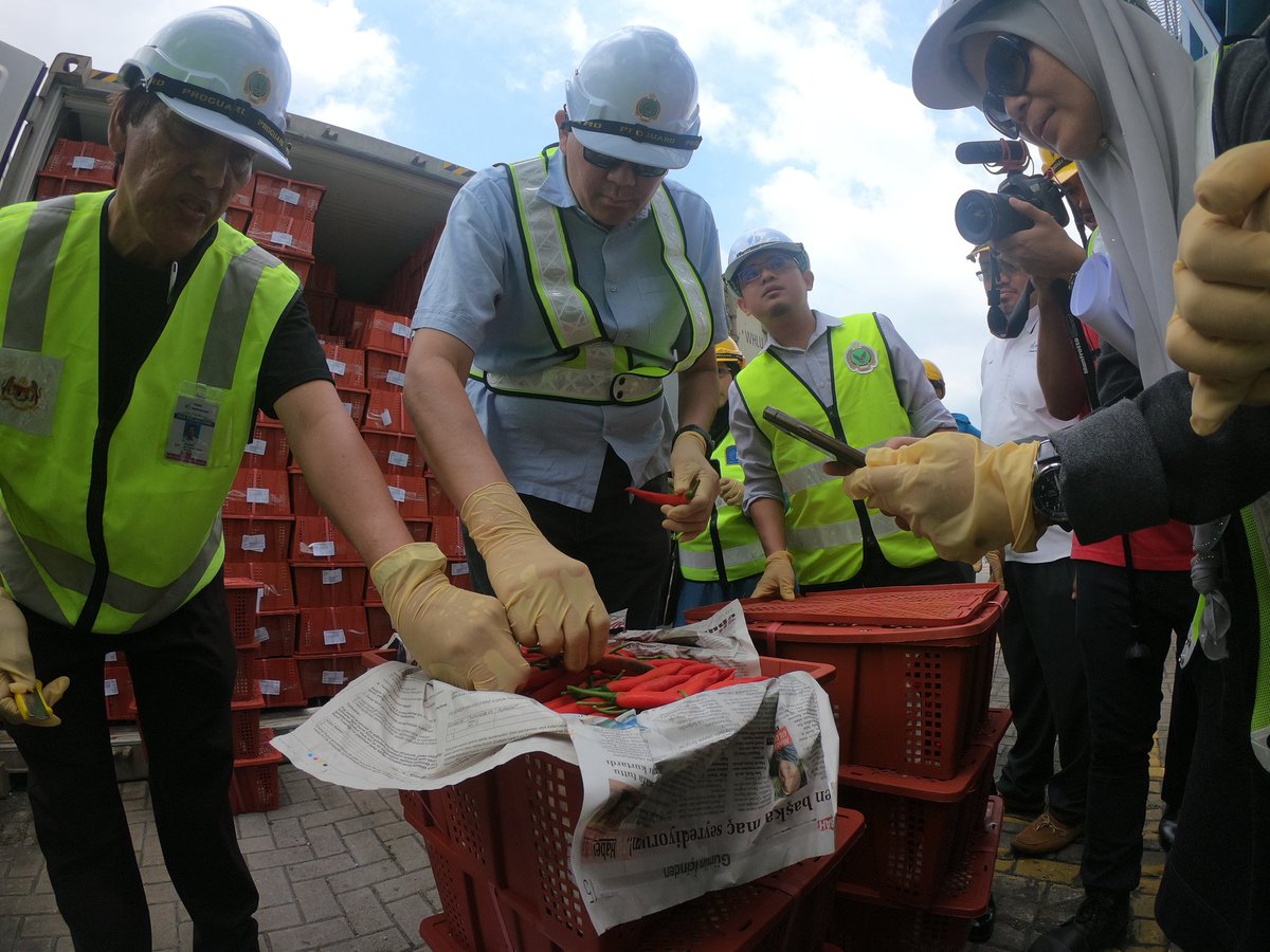 msallehhuddin's tweet photo. Saya memeriksa kontena cili import di Port Klang yang disyaratkan masuk melalui Permit Import (IP). IP adalah instrumen kawalan Kerajaan untuk bagi mengawasi kualiti, keselamatan, penyakit dan perosak yang boleh membahayakan pengguna dan sektor pertanian negara.
#foodsafety https://t.co/UXKo3XY1oJ