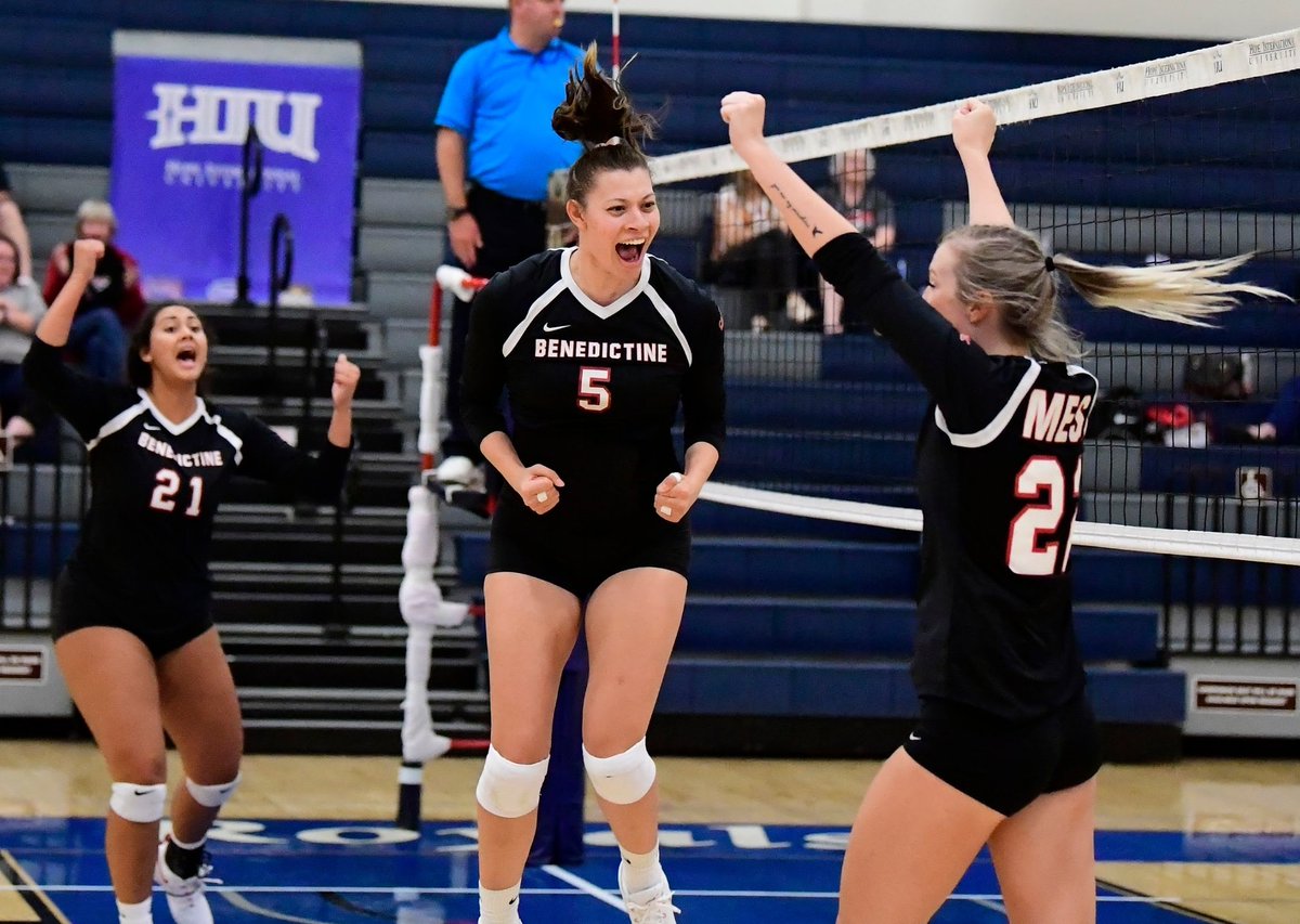 Redhawks_Vball's tweet photo. The Redhawks put up ✌️ big time Ws today at the ERAU Invite, taking down Hope International and Arizona Christian in back-to-back matches, both going the distance to 5 sets. #weareredhawks #hailredhawks https://t.co/4tnIbNf1pt