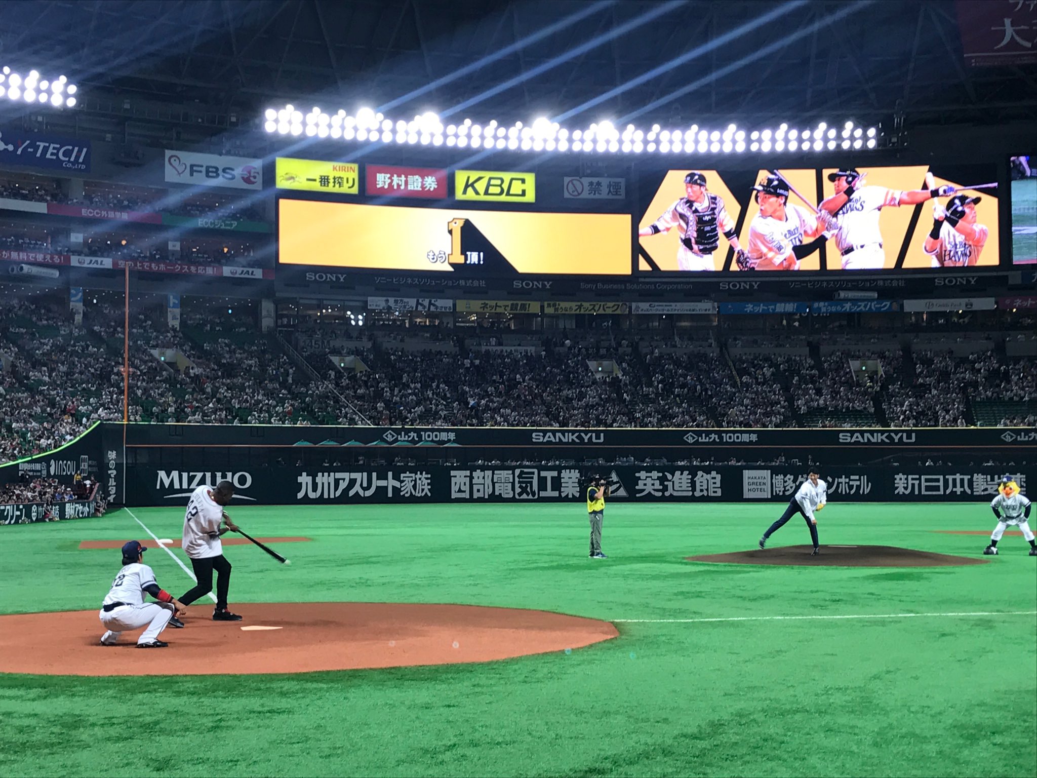 福岡ソフトバンクホークス 公式 本日はレジェンドデー開催 トークショーとセレモニアルピッチにズレータ氏と斉藤和巳氏が登場 斉藤氏は 強打者なので打たれたくないと本能で内角の厳しいコースに投げました 一方 空振の予定で 福岡ソフトバンクホークス 公式 本日はレジェンドデー開催 トークショーとセレモニアルピッチにズレータ氏と斉藤和巳氏が登場 斉藤氏は 強打者なので打たれたくないと本能で内角の厳しいコースに投げました 一方 空振の予定で