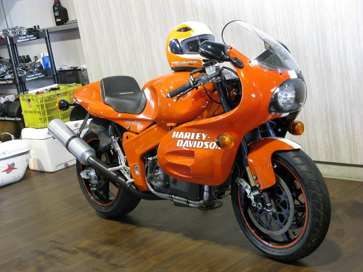 PutiMotor's tweet photo. ハーレーダビッドソン VR1000(1994年)！

ハーレー初のデイトナ用レーサーで、50台しか生産されなかったストリート仕様！

カッコイイ～!!😆

https://t.co/DlMsNN15N1 https://t.co/9uG0Auwgom