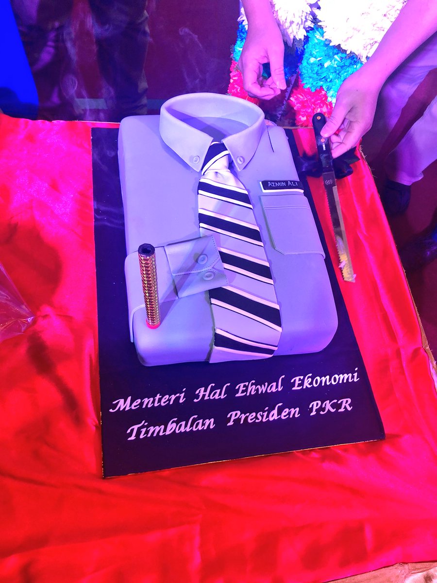 AzminAli's tweet photo. Terima kasih anggota pimpinan dan anggota KEADILAN Perak yang meraikan Ulangtahun Kelahiran saya. Era Malaysia Baru, kek pun ada nametag 😎 #MalaysiaBaru #zeitgeist https://t.co/umNp7ok3ns
