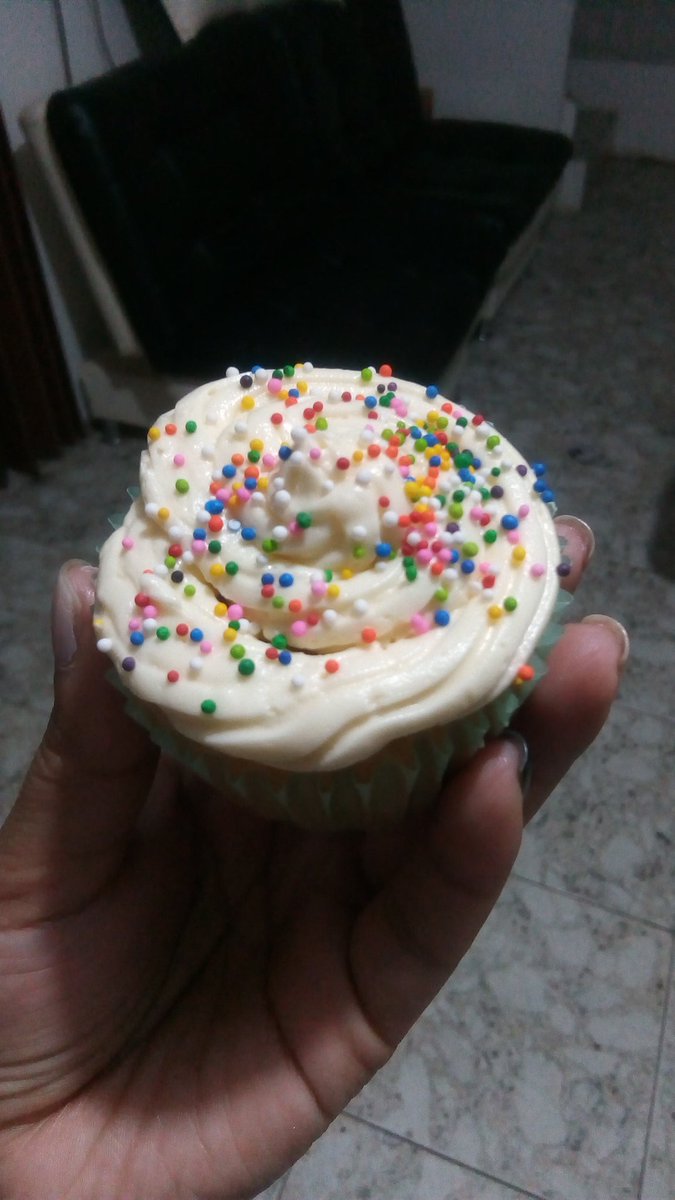 onlyPixeles's tweet photo. Hice cupcakes, próximamente tutorial agárrate Yuya que voy por ti 🤗 #melesvolvifamosa #masfollowers #cupcakes https://t.co/Y9GujDdmn8