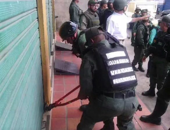 TROPA2019's tweet photo. Empezó el operativo en San Antonio si no abres te abrimos. Háganlo en todos los estados del país que no quede ningún establecimiento si supervisar y ningún comerciante ya vasta que sigan robando al pueblo https://t.co/HhjK8BEh0j