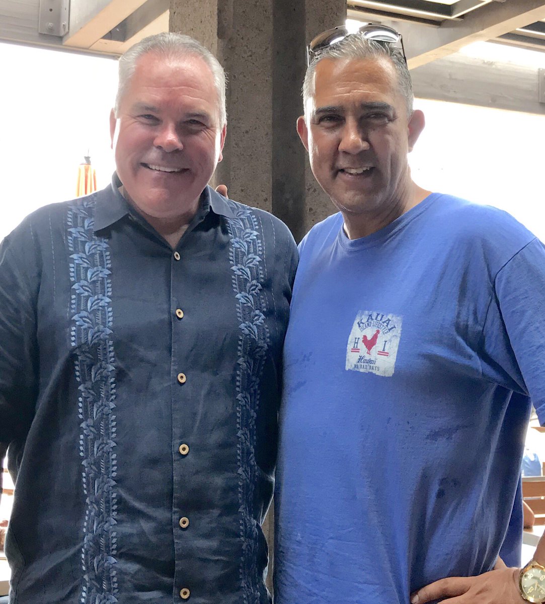 dominguezt's tweet photo. Bumped in to Marty Halloran, #SFPOA immediate past president @ Kona Airport, Big Island. Time to escape. Weโll be back!! #HurricaneLane #HurricanLane #smallworld https://t.co/8jlIDABMWE