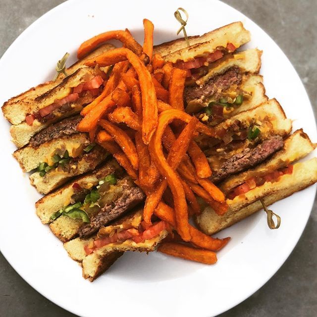 SATURDAY SPECIAL
Our classic smashed patty with special sauce, flanked with two types of bacon grilled cheese sammies - one with American, Tender Belly bacon, caramelized onions, and tomato; one with American, candied bacon, caramelized onions and jalape… ift.tt/2Lqn07b