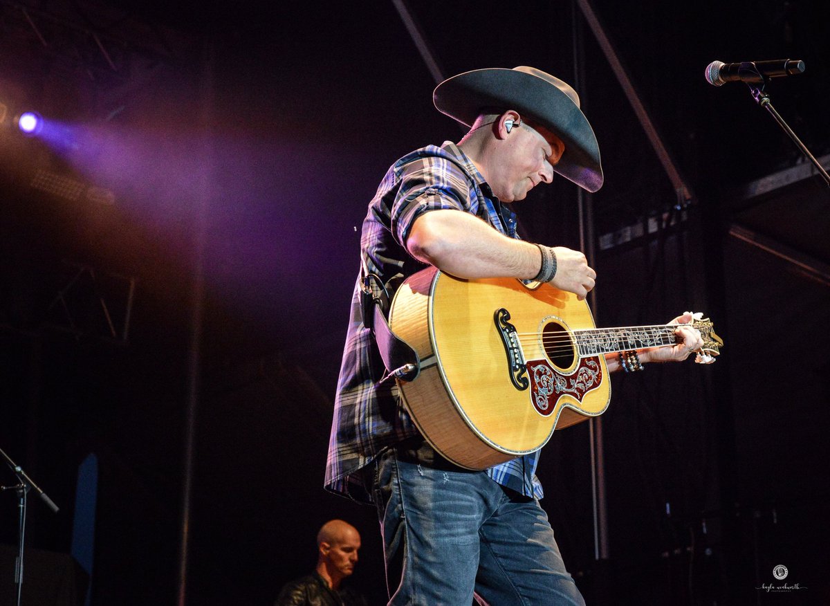 SoundCheckBlg's tweet photo. .@gordbamford is filling the @LucknowsMITF grounds with #neonsmoke 📸: @kayyerin
.
.
#WeLoveLive #music #gordbamford #live #country #countrymusic #lucknow #mitf2018 #lucknowmusicinthefields https://t.co/2xEO1Ea5GA